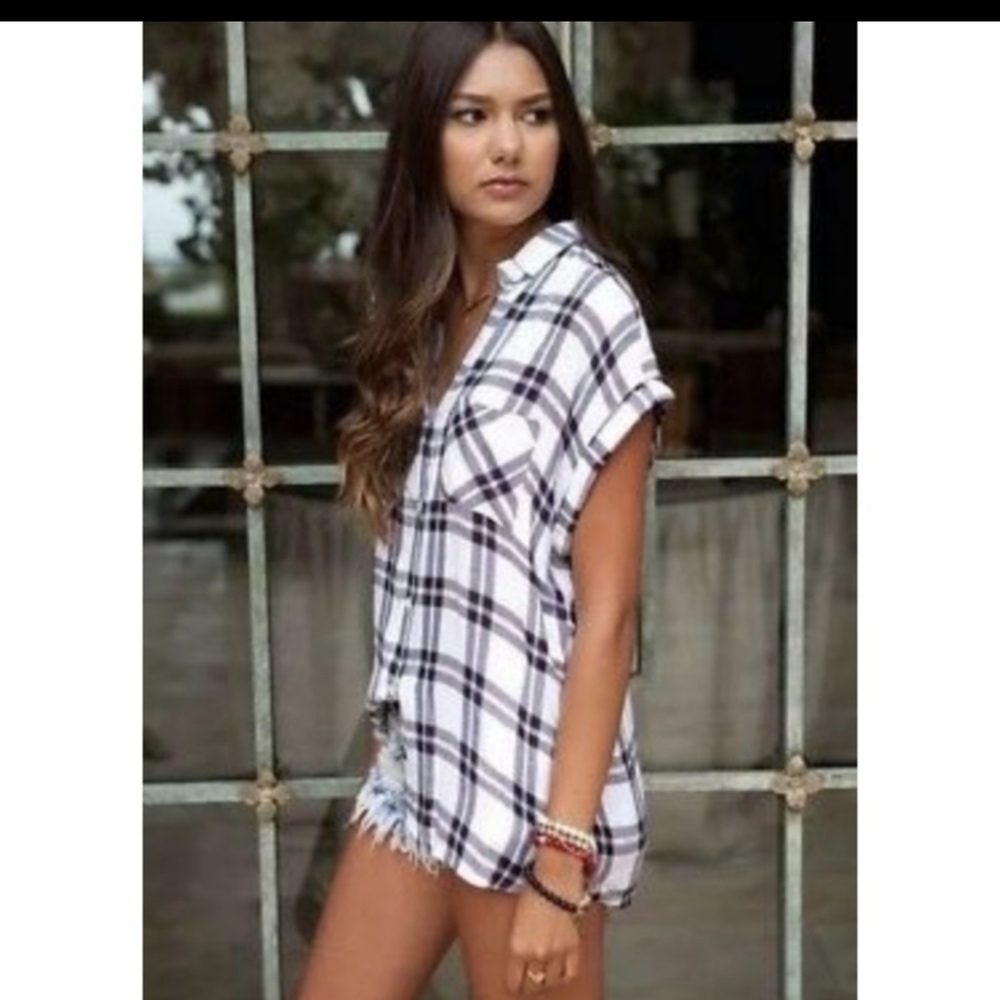 Excellent condition. Sleeveless, long, button down flannel. Size small.